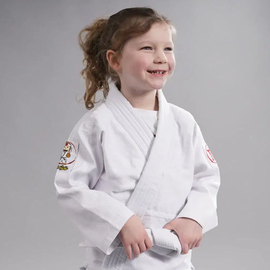 Kimono de judo pour enfant Hajime, porté par une fille