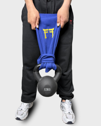 Poignée d'entrainement grip portée à deux mains, attachée à une kettle bell