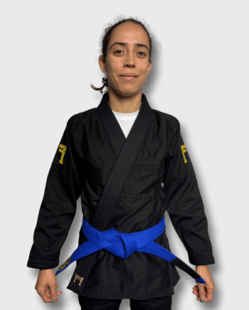 kimono de JJB Gold edition, noir avec le Torii japonais FF en doré sur les épaules, porté par une femme, 1m63 porte du A0L