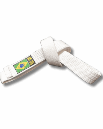 Ceinture blanche de jjb nouée, en grain de riz avec un drapeau du brésil sur une extrémité et le texte Jiu-Jitsu en japonais.