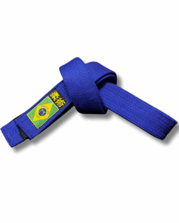 Ceinture bleue de jjb en grain de riz, nouée avec une étiquette qui représente le drapeau brésilien et jiu jitsu en japonais