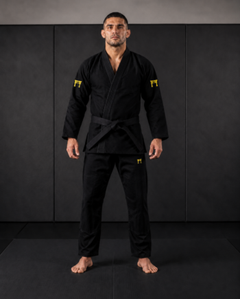 Kimono de JJB Gold edition porté par un jiu jitsuka ceinture noire dans sa salle