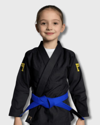 Enfant avec kimono de judo gold edition