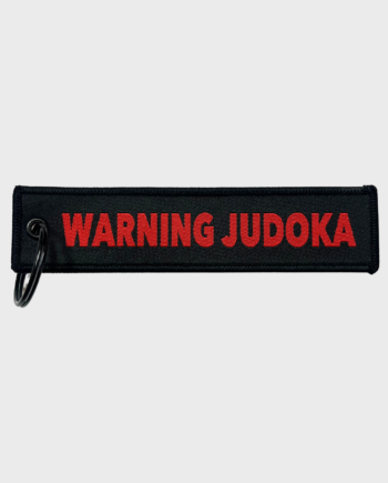 Porte-clés tag warning judoka écrit en rouge sur un fond noir