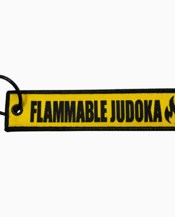 Porte-clés jaune tag avec inscription flammable judoka et une flamme en noir