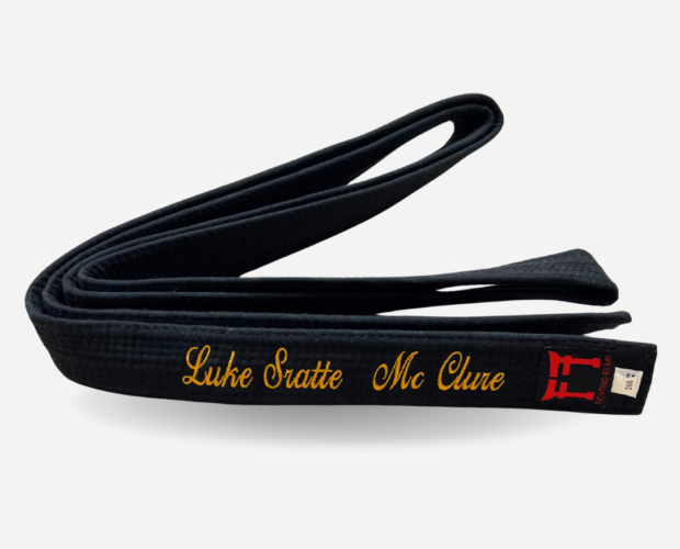 Broderie sur une ceinture noire de judo